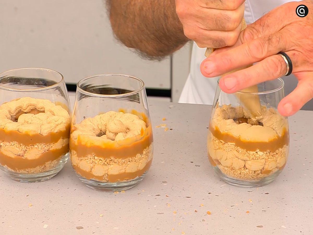 Rellena los vasitos alternando galleta, dulce de leche y crema de café