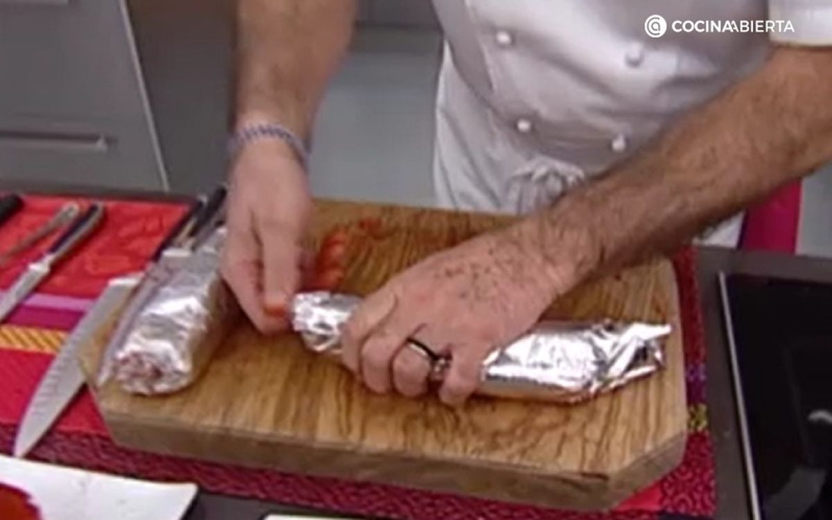 Envuelve el rape en papel de aluminio