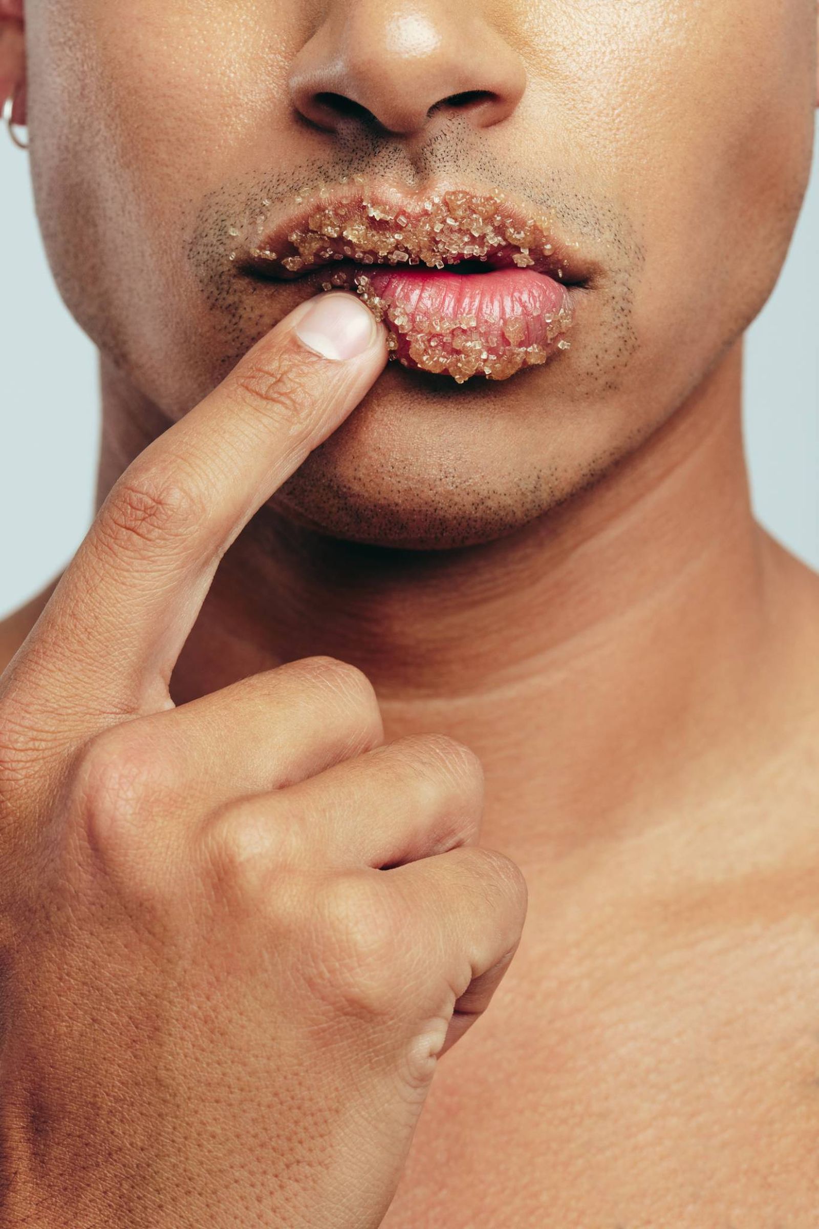 Los exfoliantes de labios suelen elaborarse con azúcar moreno. Los exfoliantes de labios suelen elaborarse con azúcar moreno.
