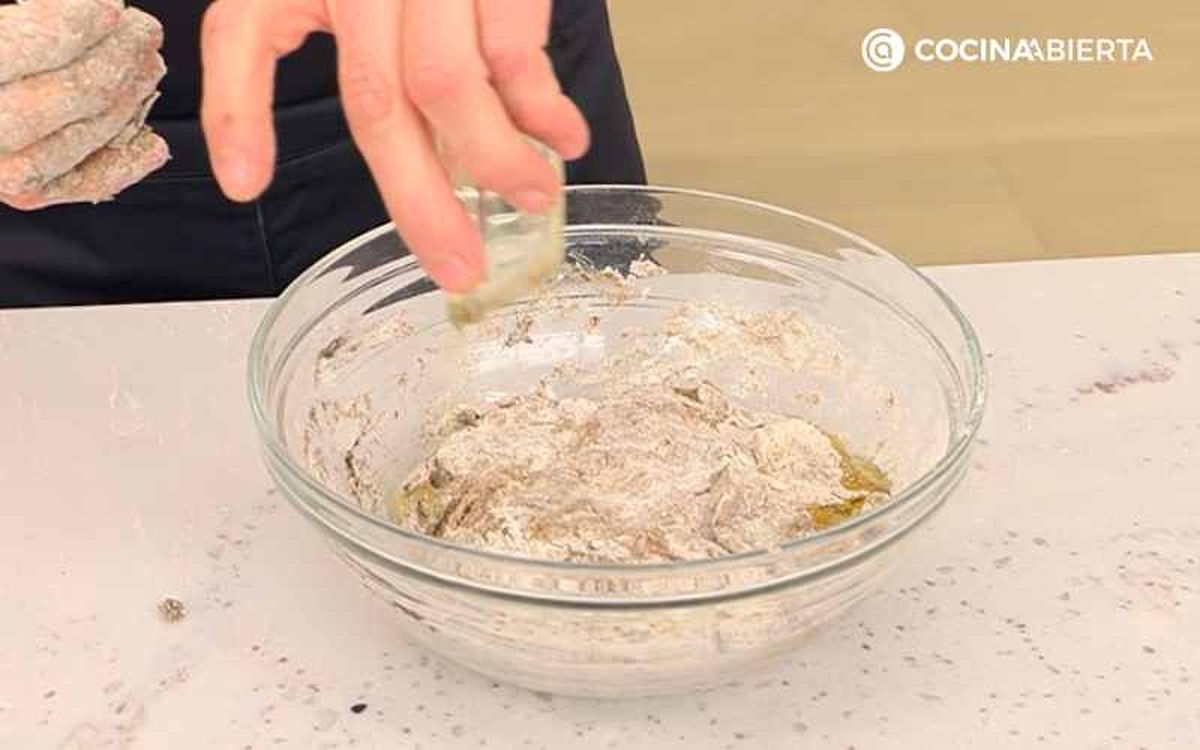 Mezcla los ingredientes para hacer la masa