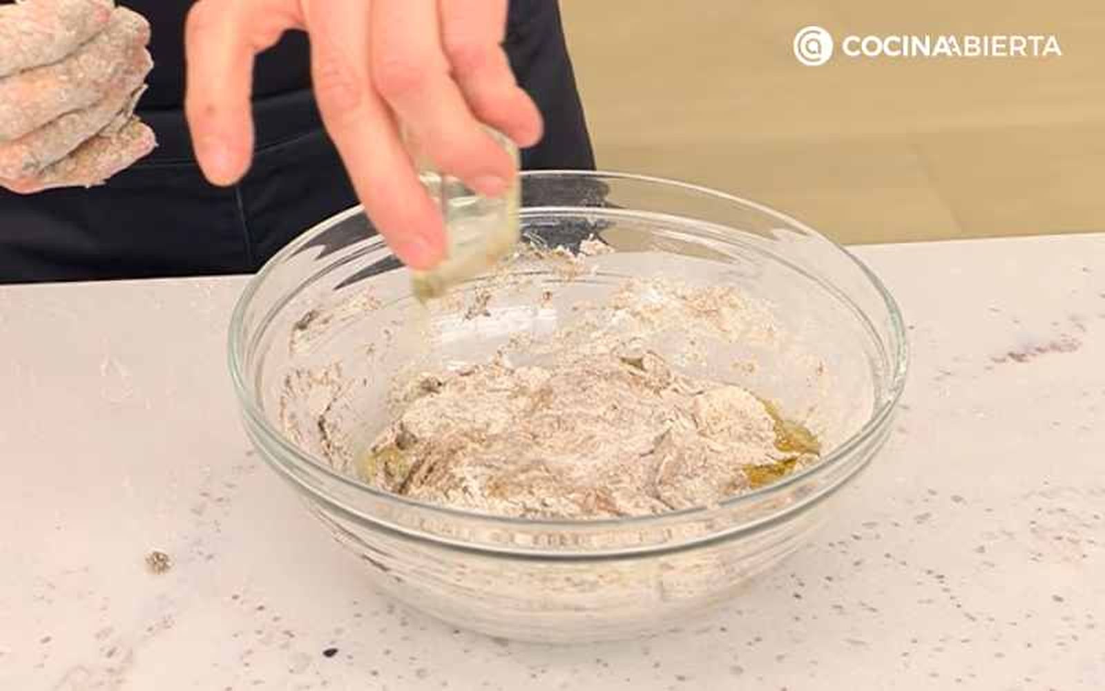 Mezcla los ingredientes para hacer la masa Mezcla los ingredientes para hacer la masa