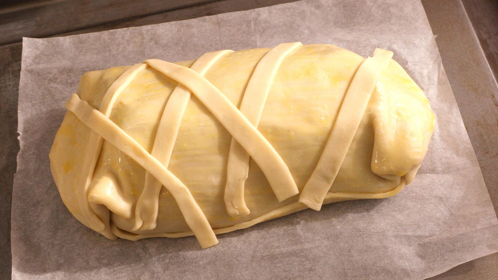 Pinta con huevo el hojaldre para que quede dorado Solomillo Wellington paso 5