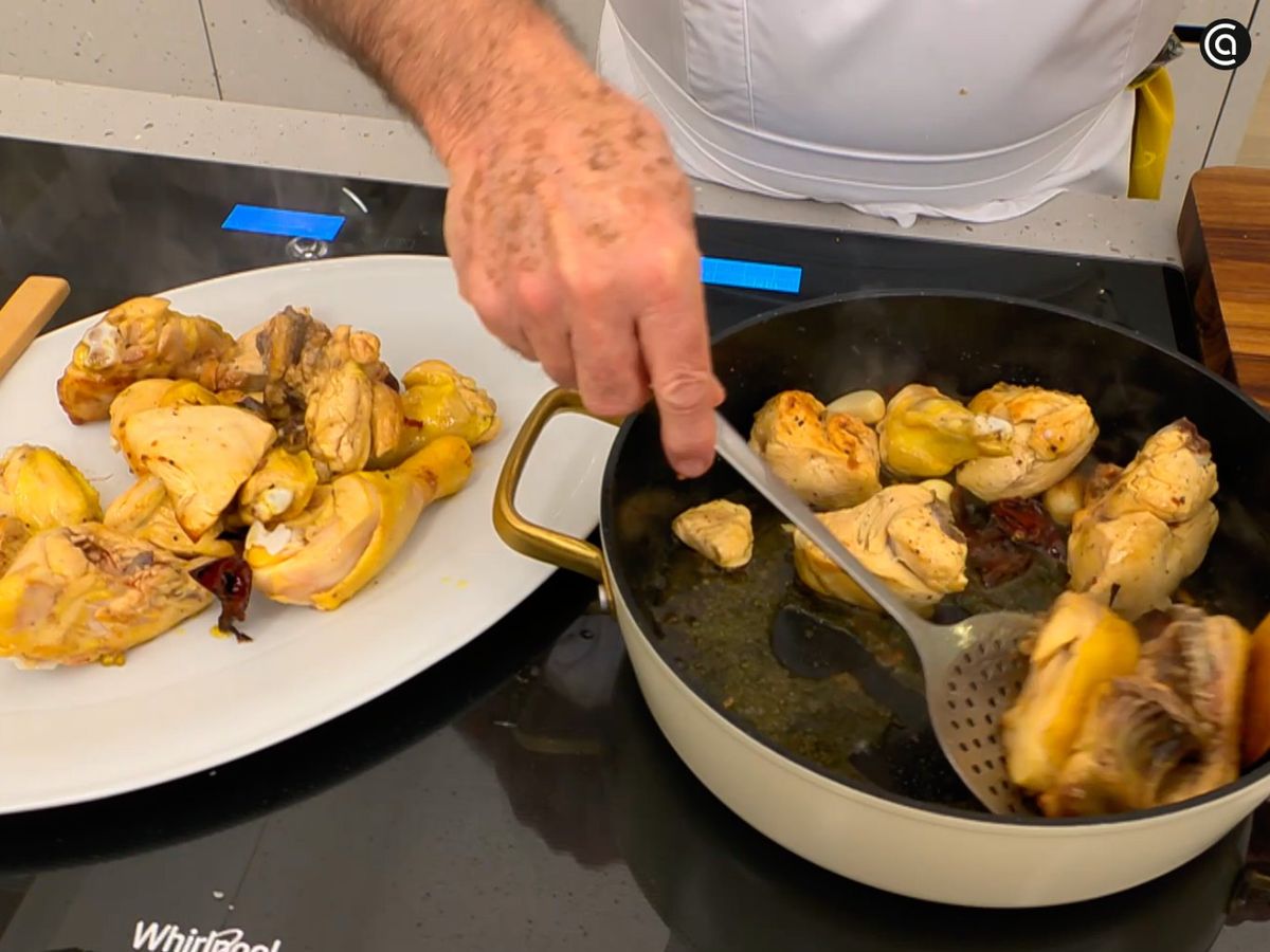 Sella el pollo con pimiento choricero y ajos; cuando esté dorado, reserva