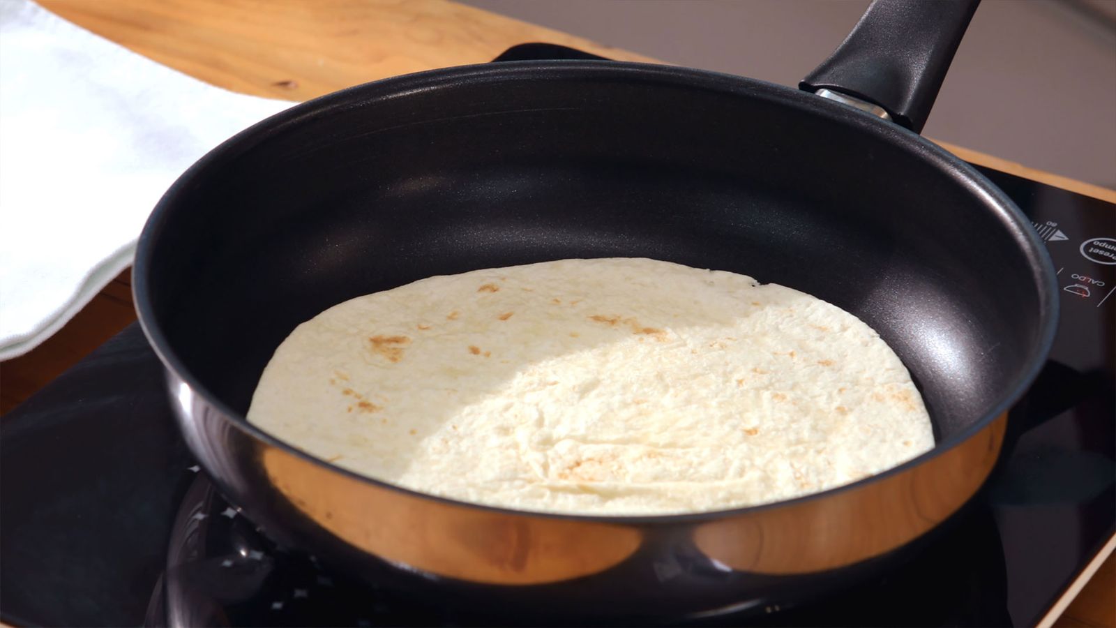 Caliente las tortitas de trigo en una sartén Wrap de pescado con salsa de yogur Paso 5