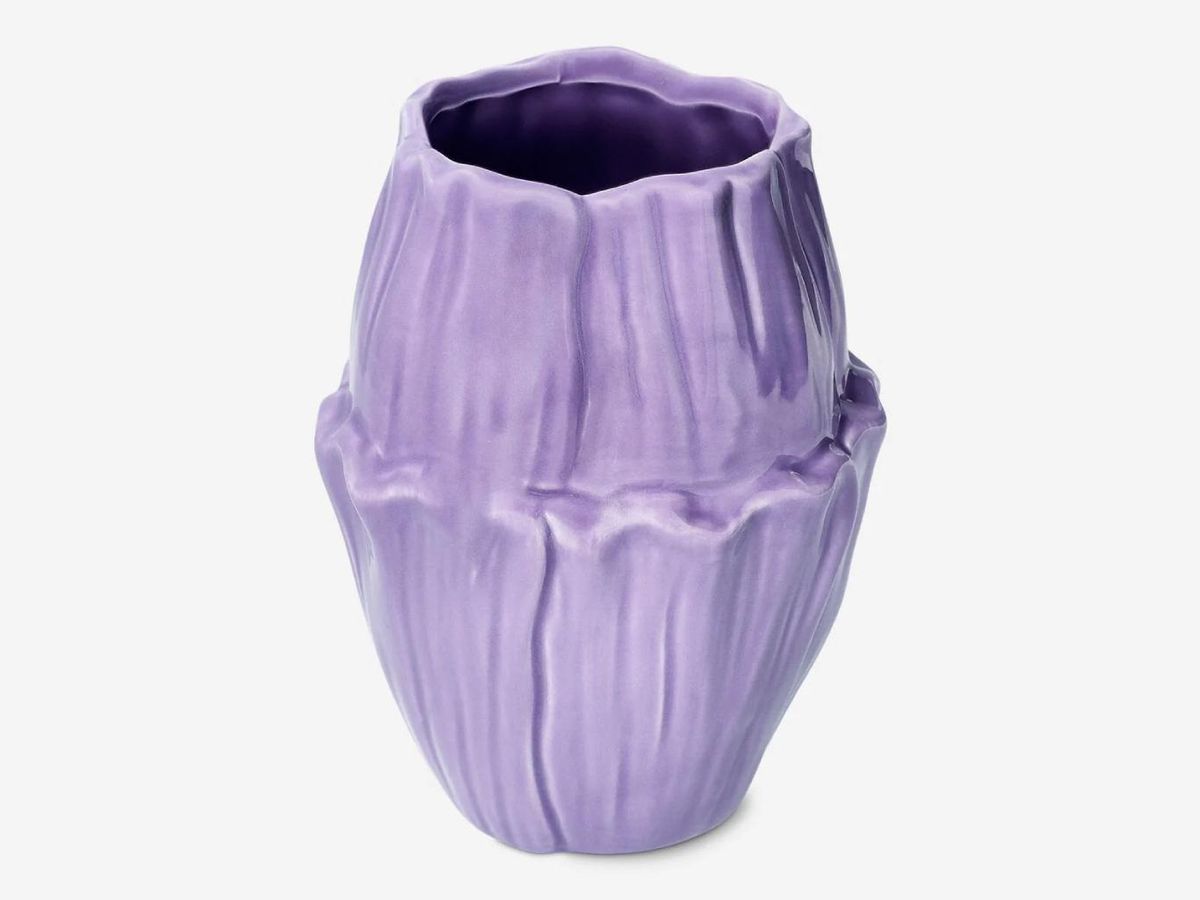 Jarrón morado de flor.