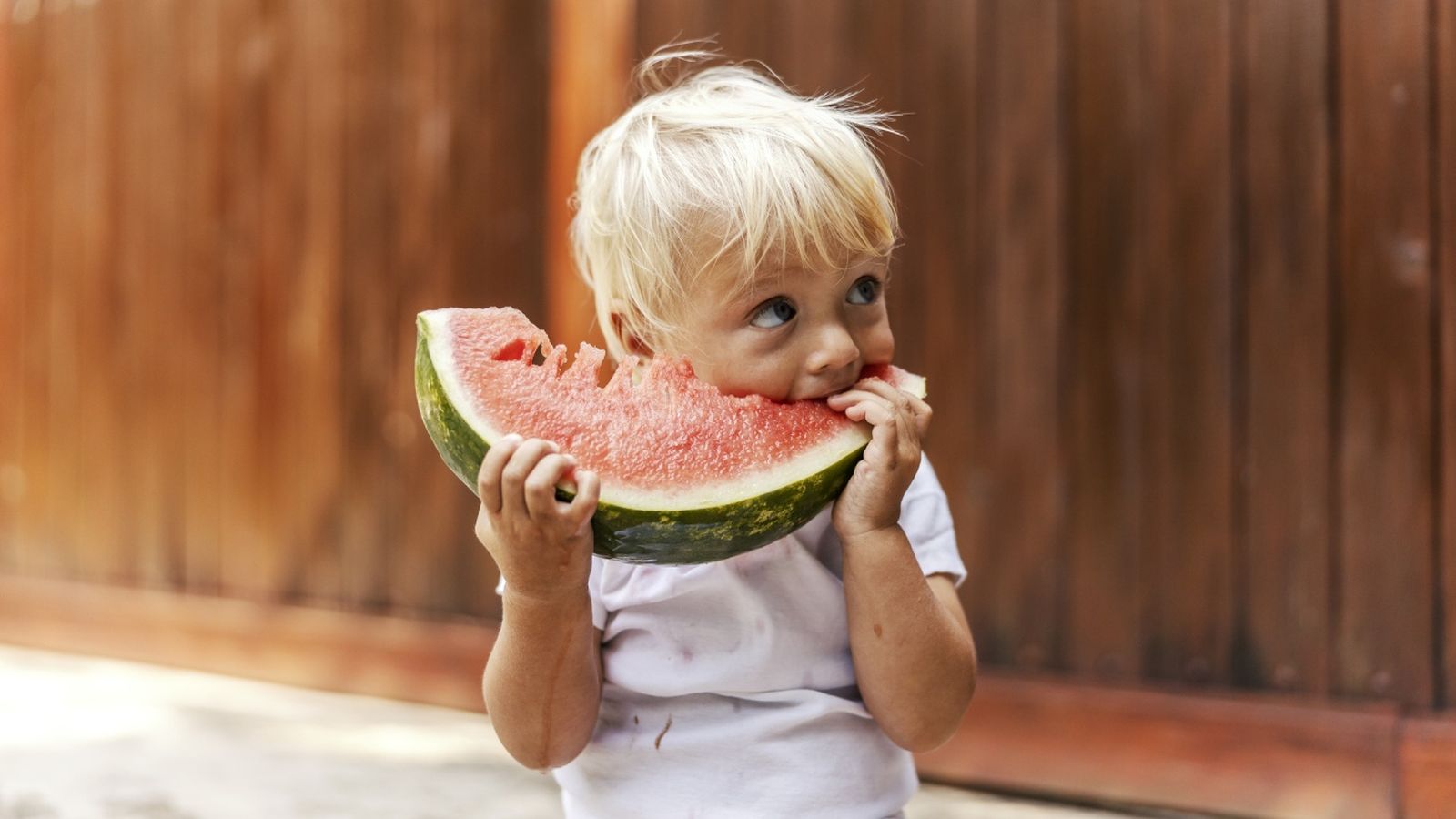 Te damos los consejos de una nutricionista para adaptar la alimentación infantil al verano