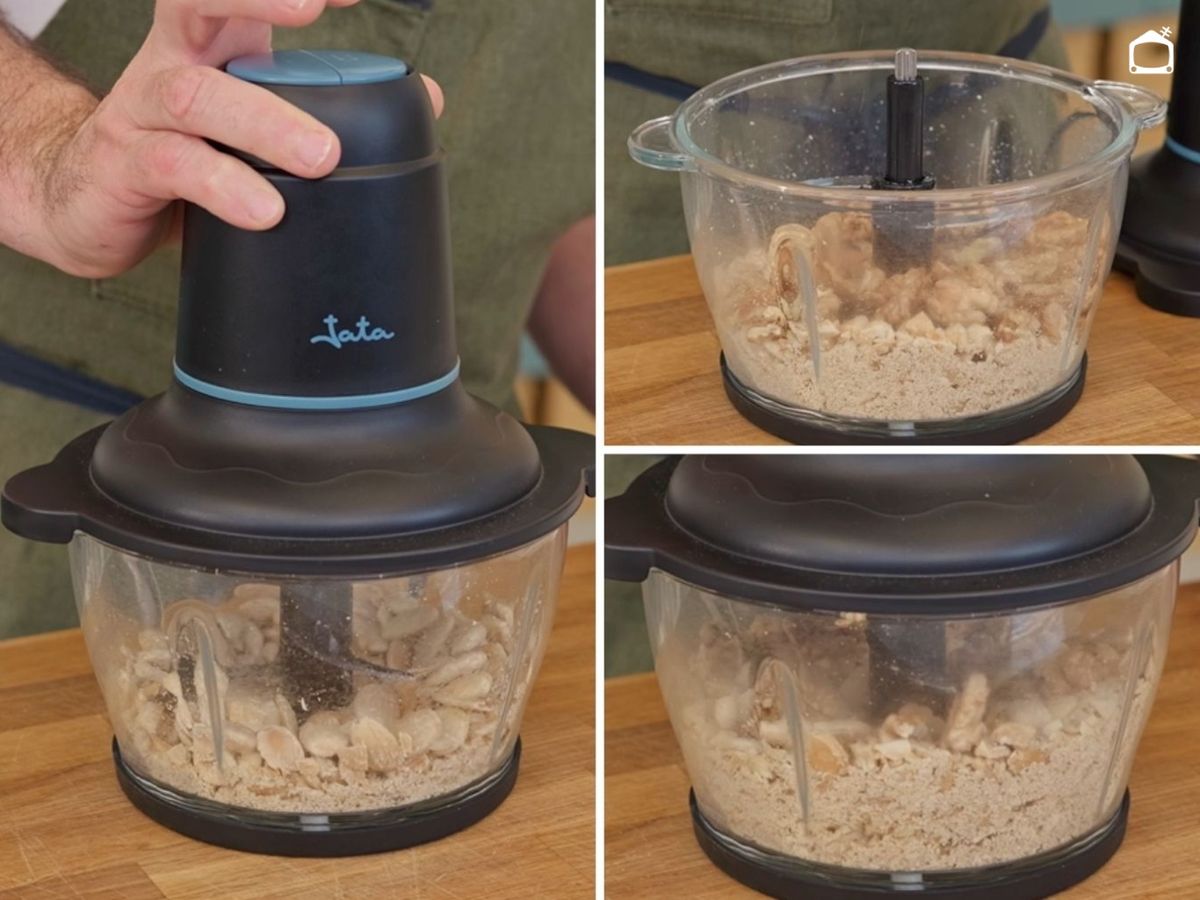 Tritura las nueces y las almendras sin llegar a pulverizarlas