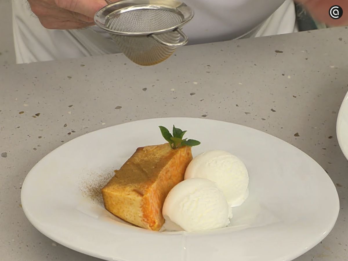 Espolvorea canela en polvo sobre el flan de calabaza