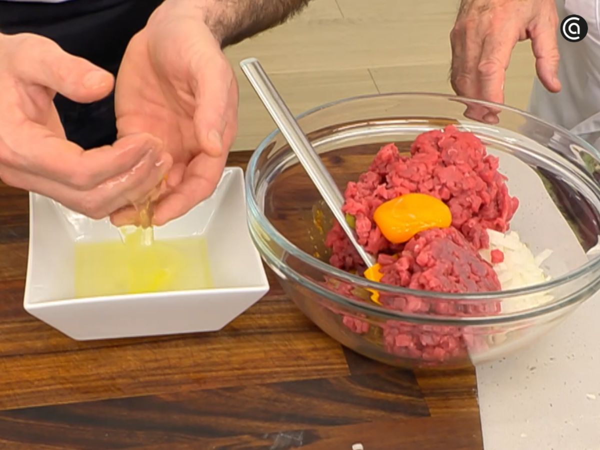 La carne se añade al bol junto con las yemas y se mezcla con suavidad.