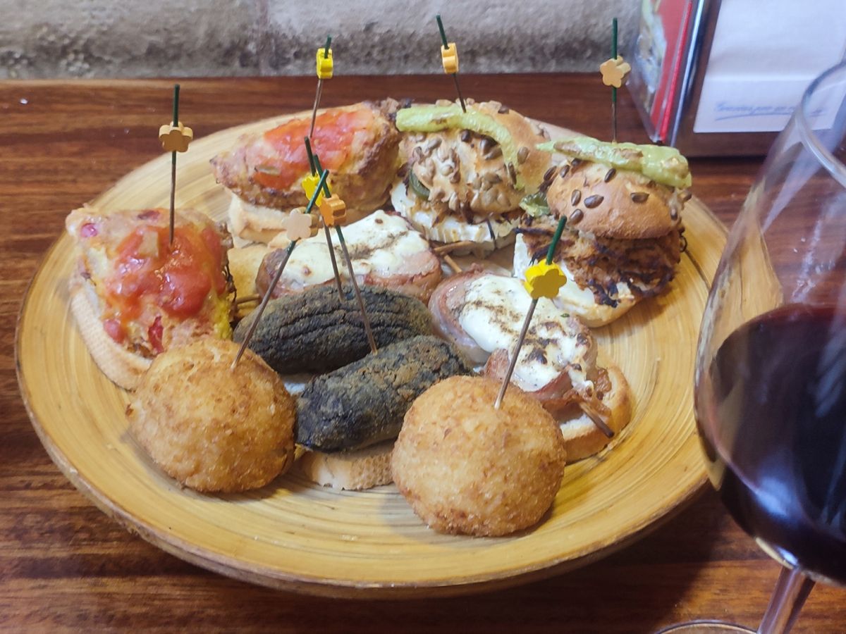 Los pinchos de Logroño, entre tradición y creatividad, acompañados siempre de un buen vino de Rioja.