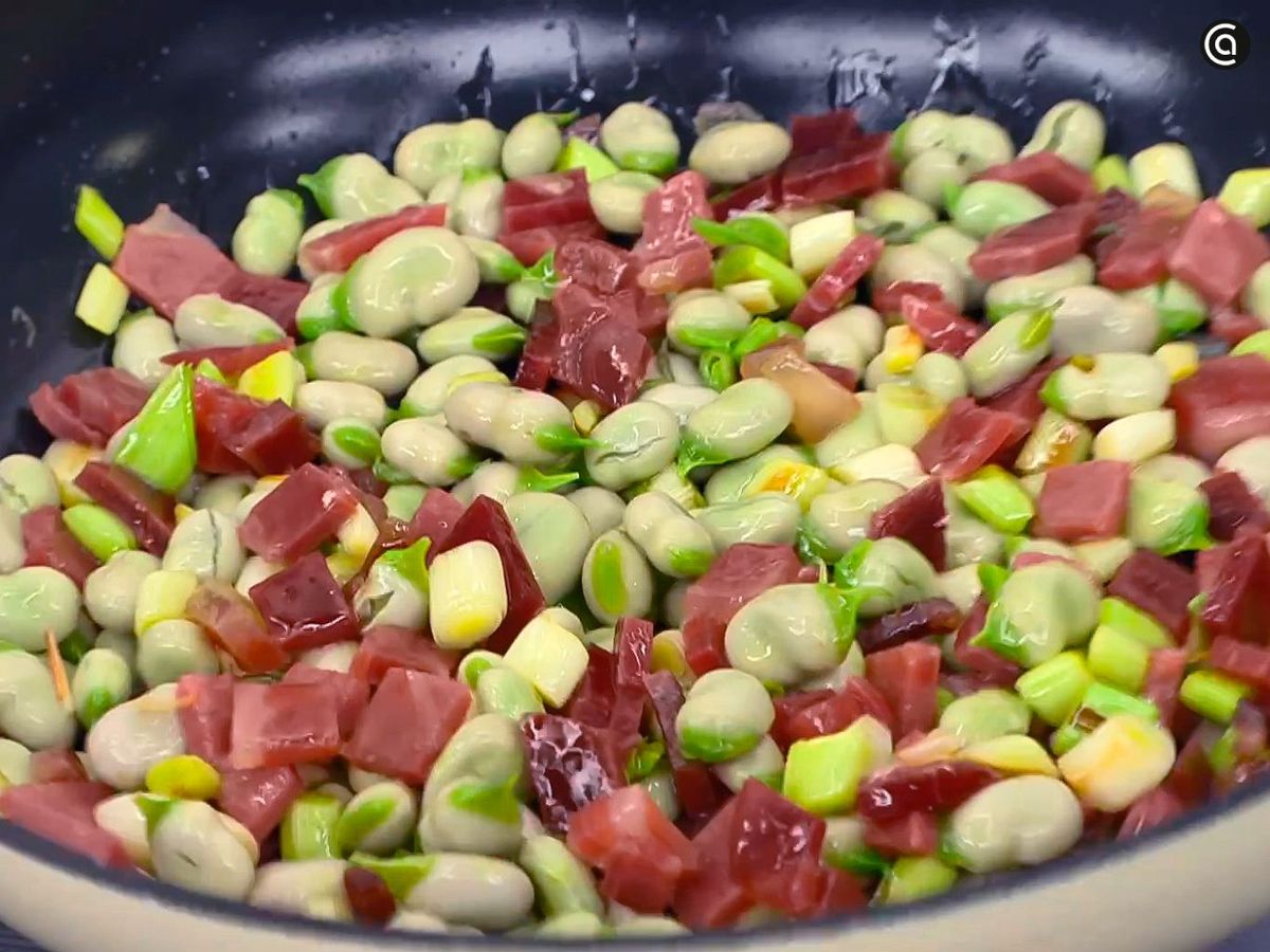 Saltea las habitas con jamón