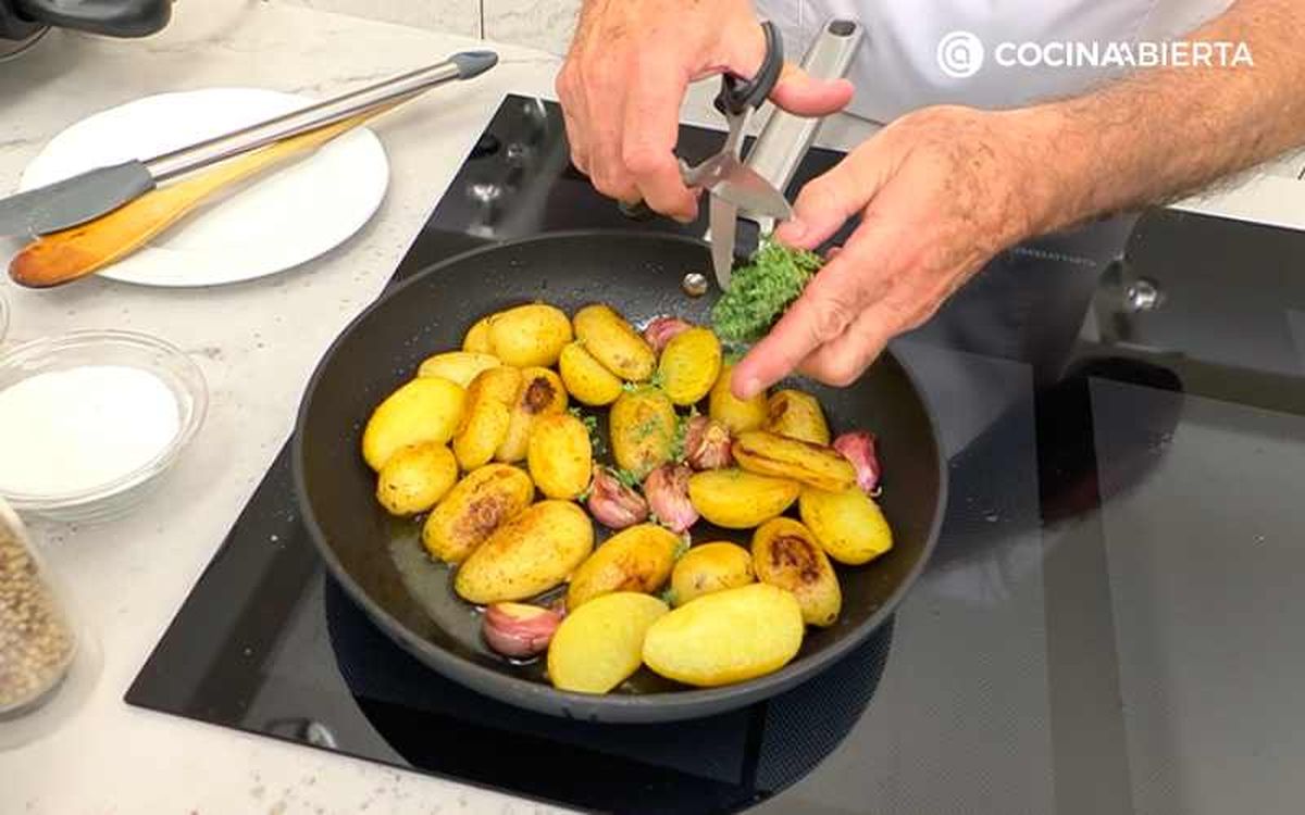 Pica y espolvorea el tomillo fresco