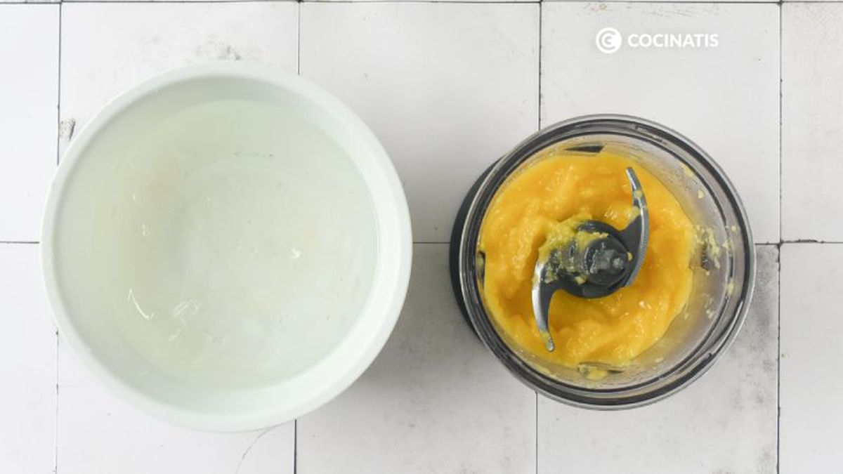 Trituramos el mango e hidratamos la gelatina