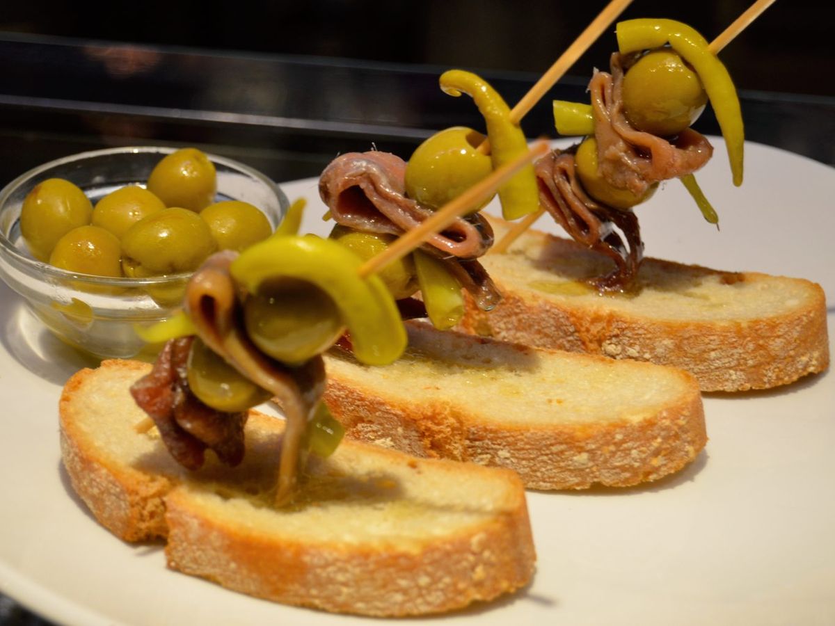 Hay versiones con boquerón en vinagre en lugar de anchoa en salazón