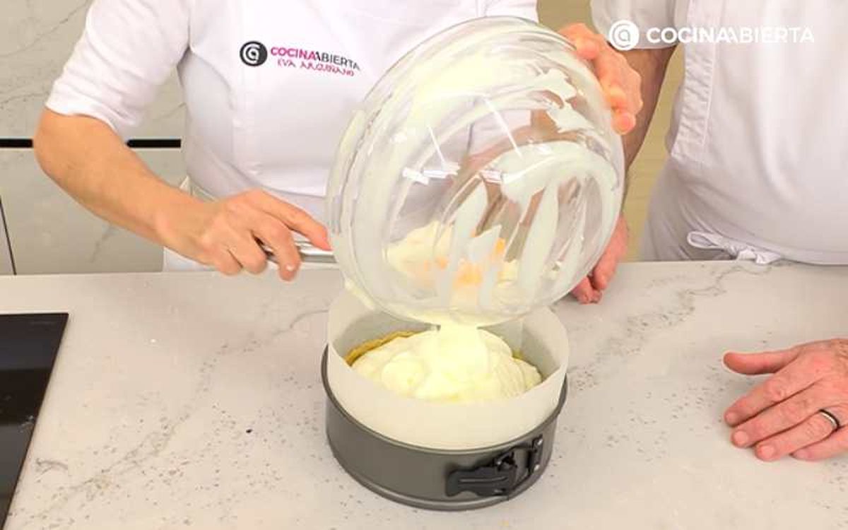 Agrega el relleno al molde