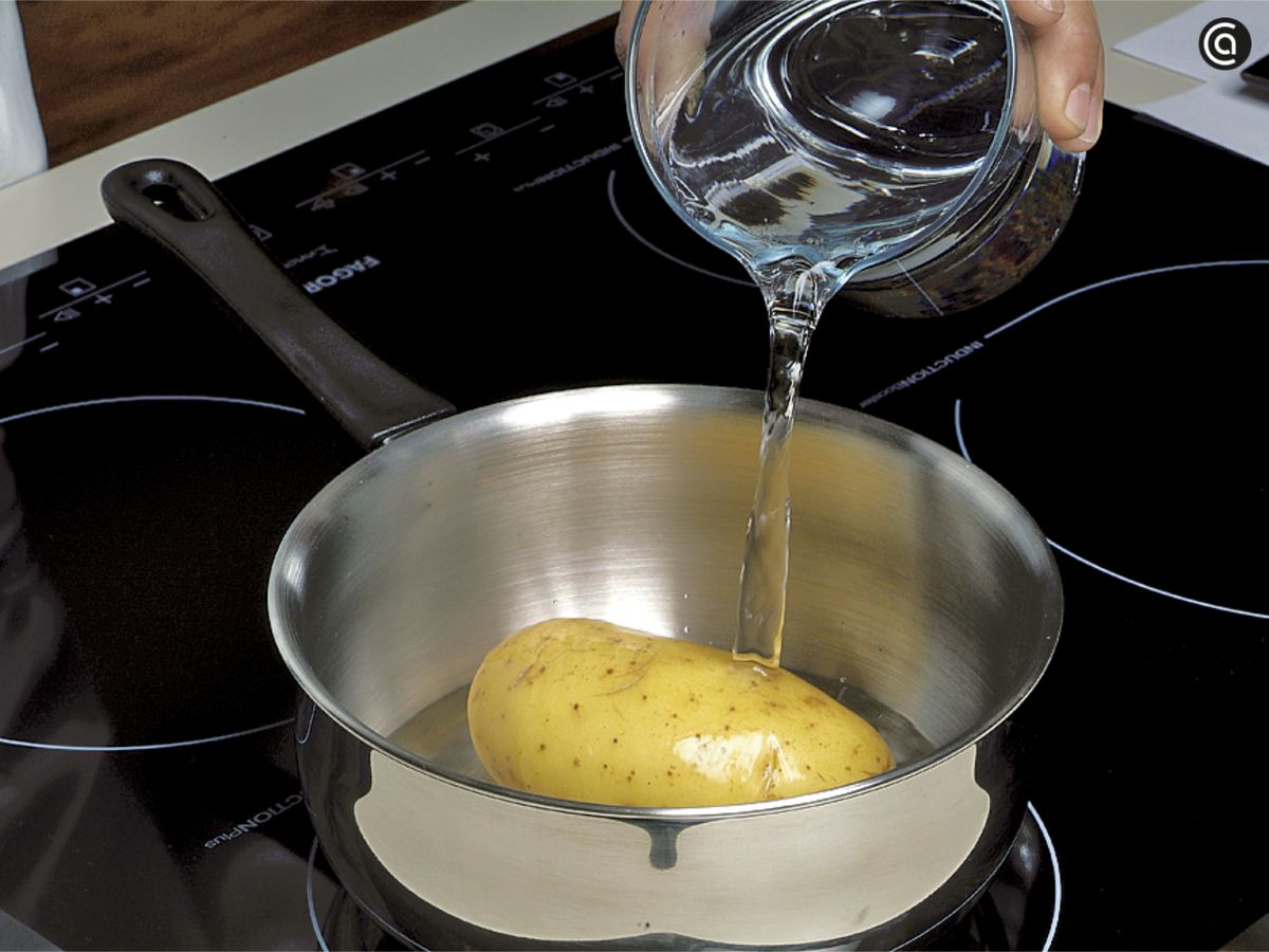 Cubre la patata con agua
