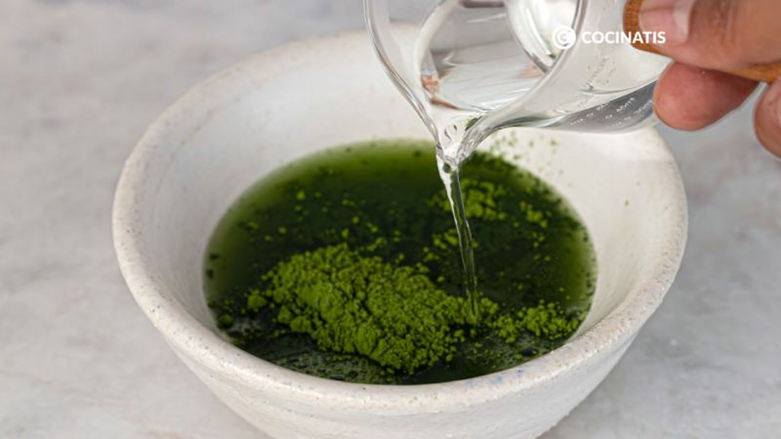 Agua caliente para hacer té matcha Agua caliente para hacer té matcha