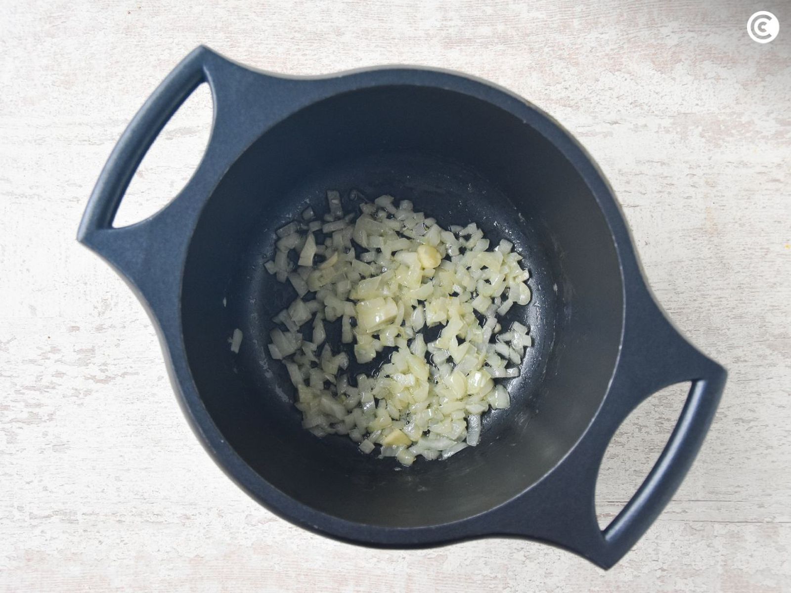 Sofreír la cebolla para la crema de espinacas