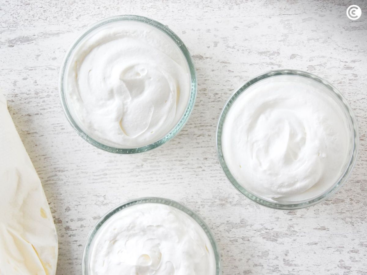 Repartir el mousse de queso en vasitos