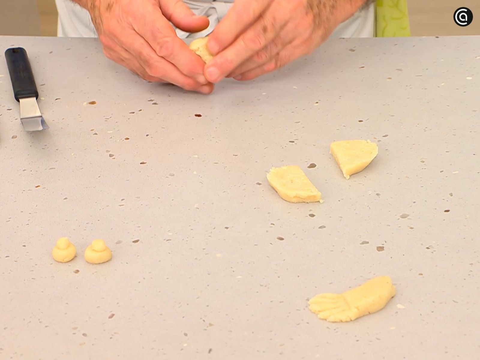 Da forma con la masa a las patas y a los ojos del cocodrilo