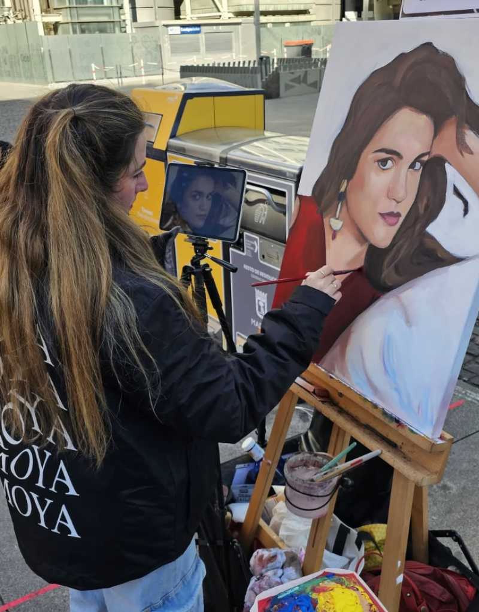 Esther Moya pintando a la cantante Amaia.