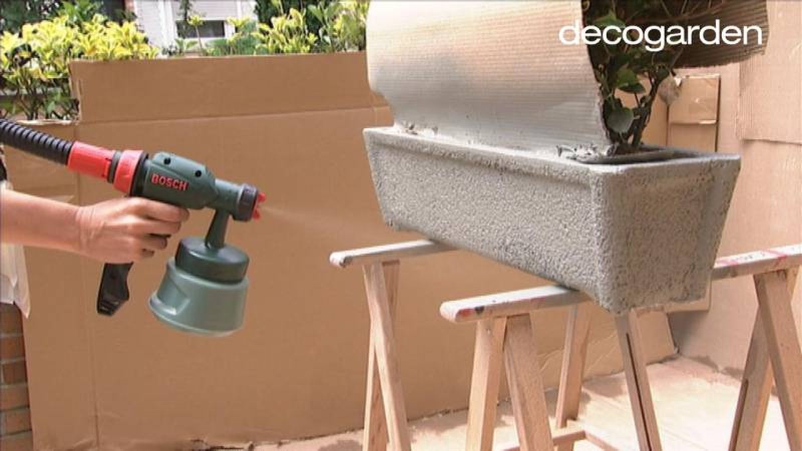 Pintar las jardineras de la terraza con pistola. Pintar las jardineras de la terraza con pistola.