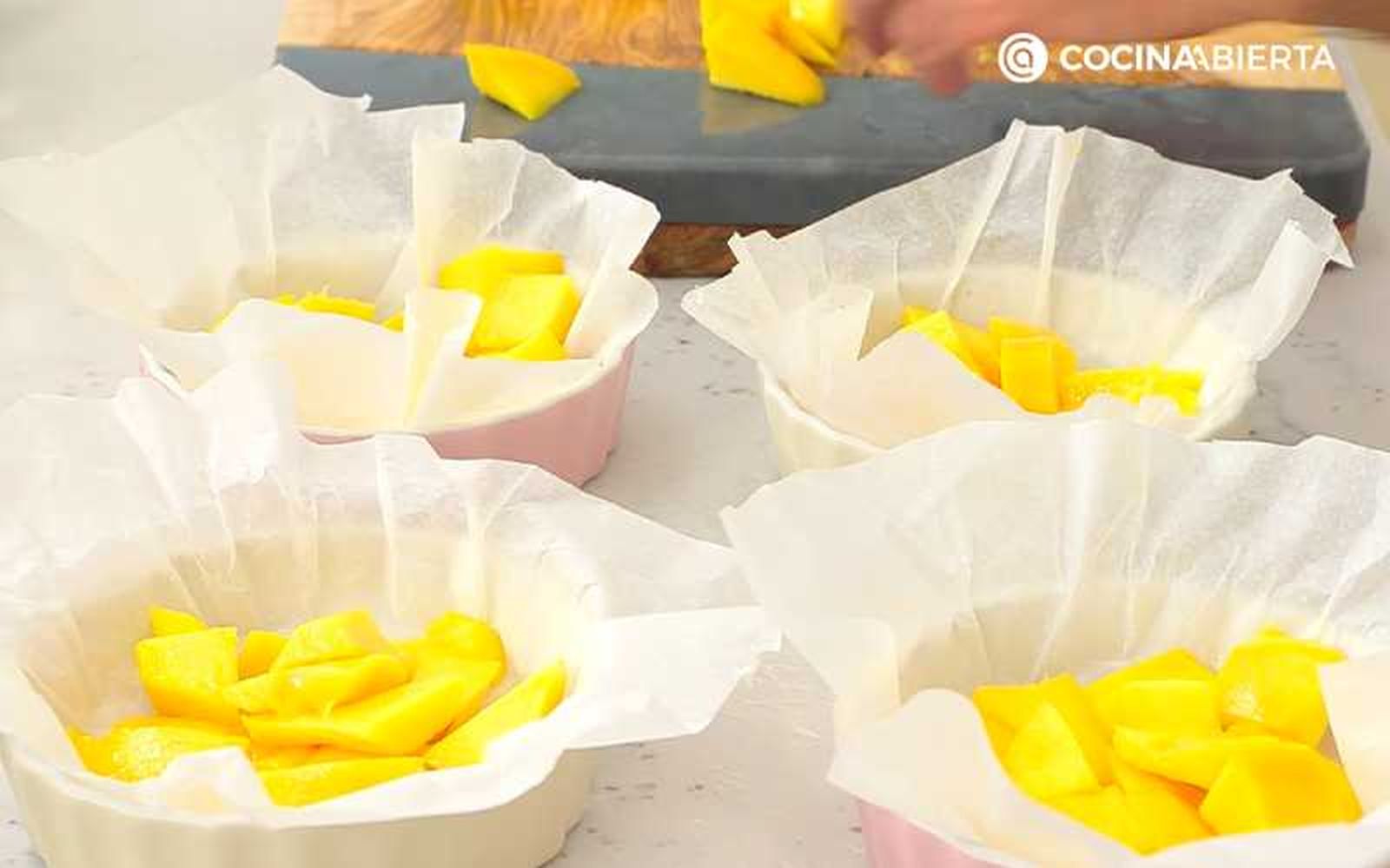 Distribuye el mango cortado en los moldes Distribuye el mango cortado en los moldes