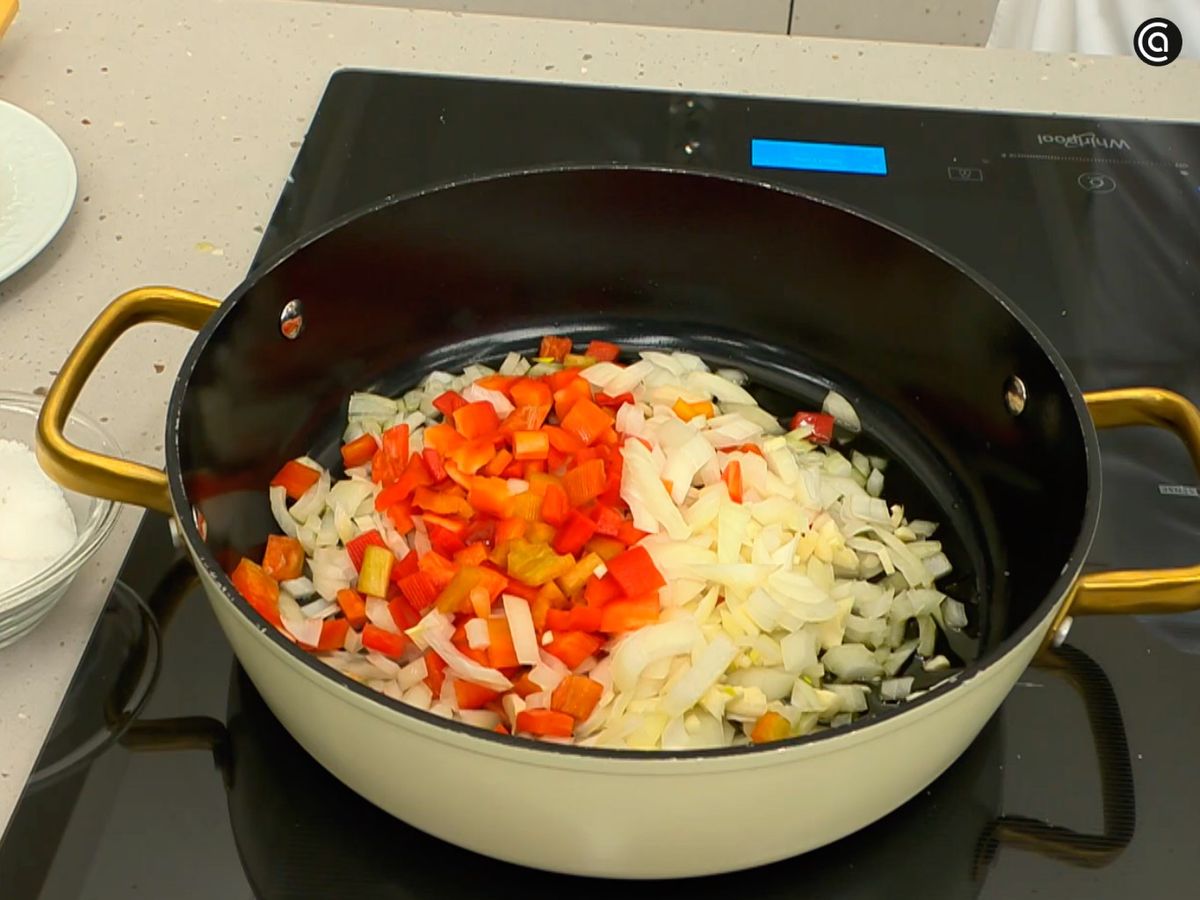 Haz el sofrito para dar base y sabor al guiso