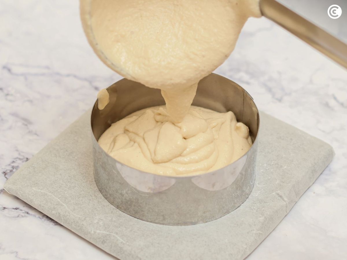 Pasar la mezcla del queso vegano a un molde
