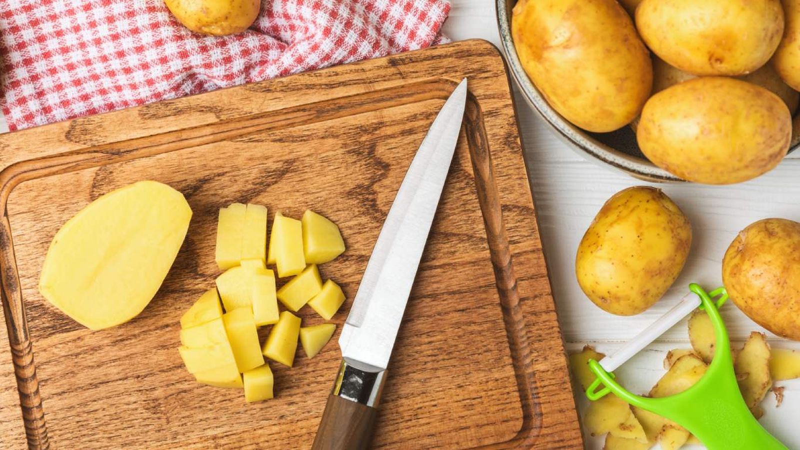 Al chascar las patatas, liberas almidón y logras un guiso con cuerpo Al chascar las patatas, liberas almidón y logras un guiso con cuerpo