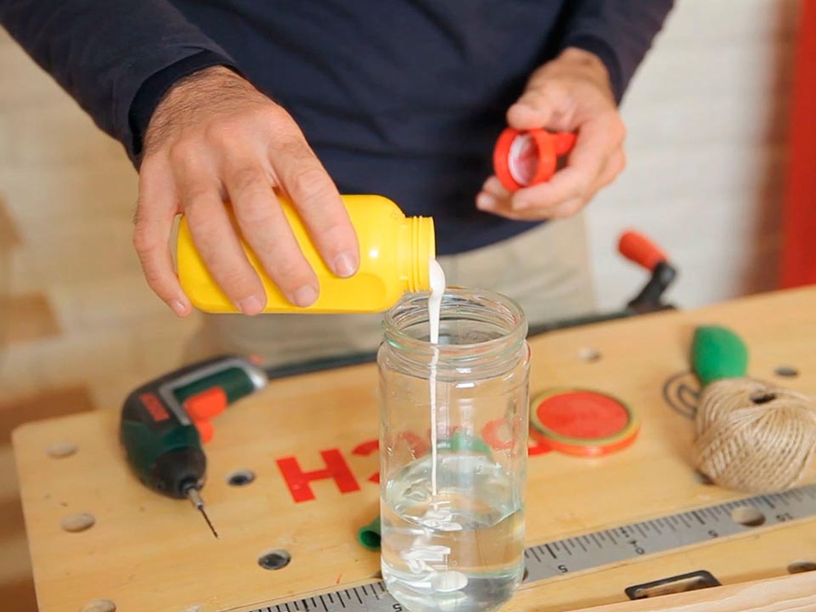 Cómo hacer bolas de Navidad con cuerdas paso 2