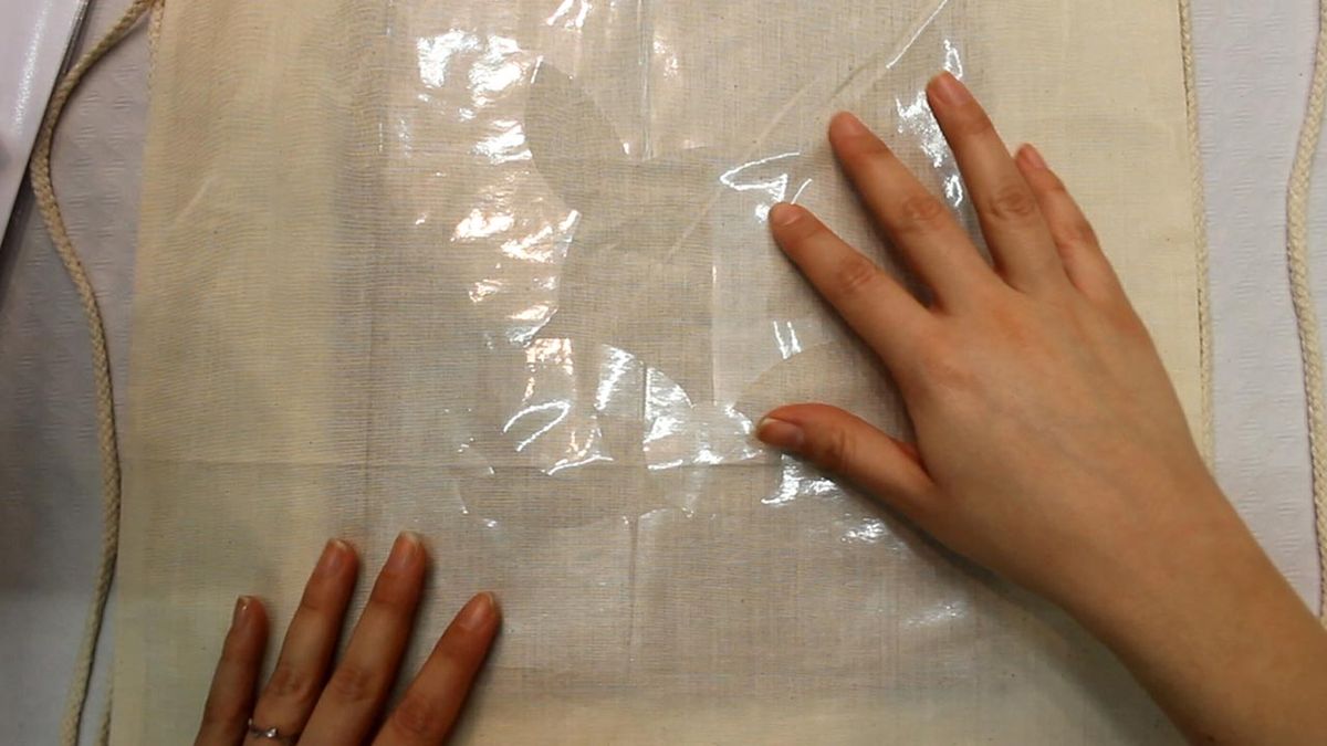 Pintar una mochila de tela paso 2