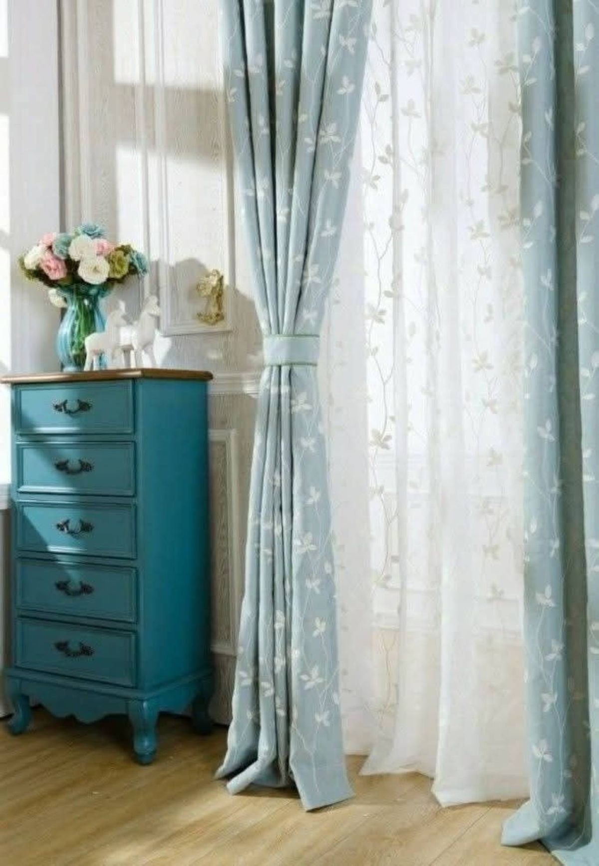 Rieles dobles: una solución minimalista y práctica para combinar visillos y cortinas.