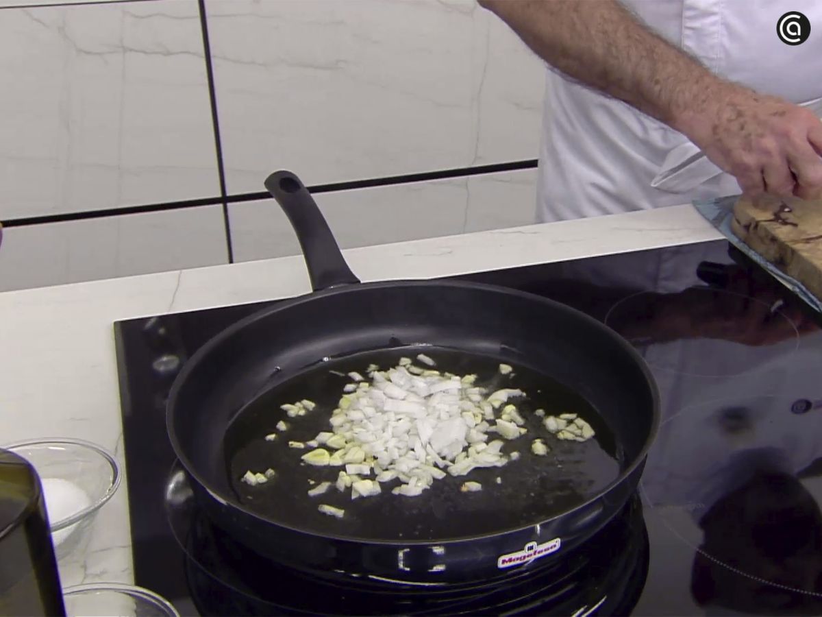 Pica y rehoga las cebolletas