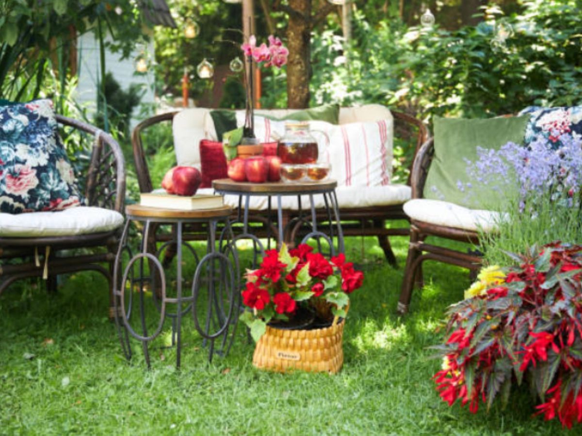 Ambiente acogedor de un jardín rústico