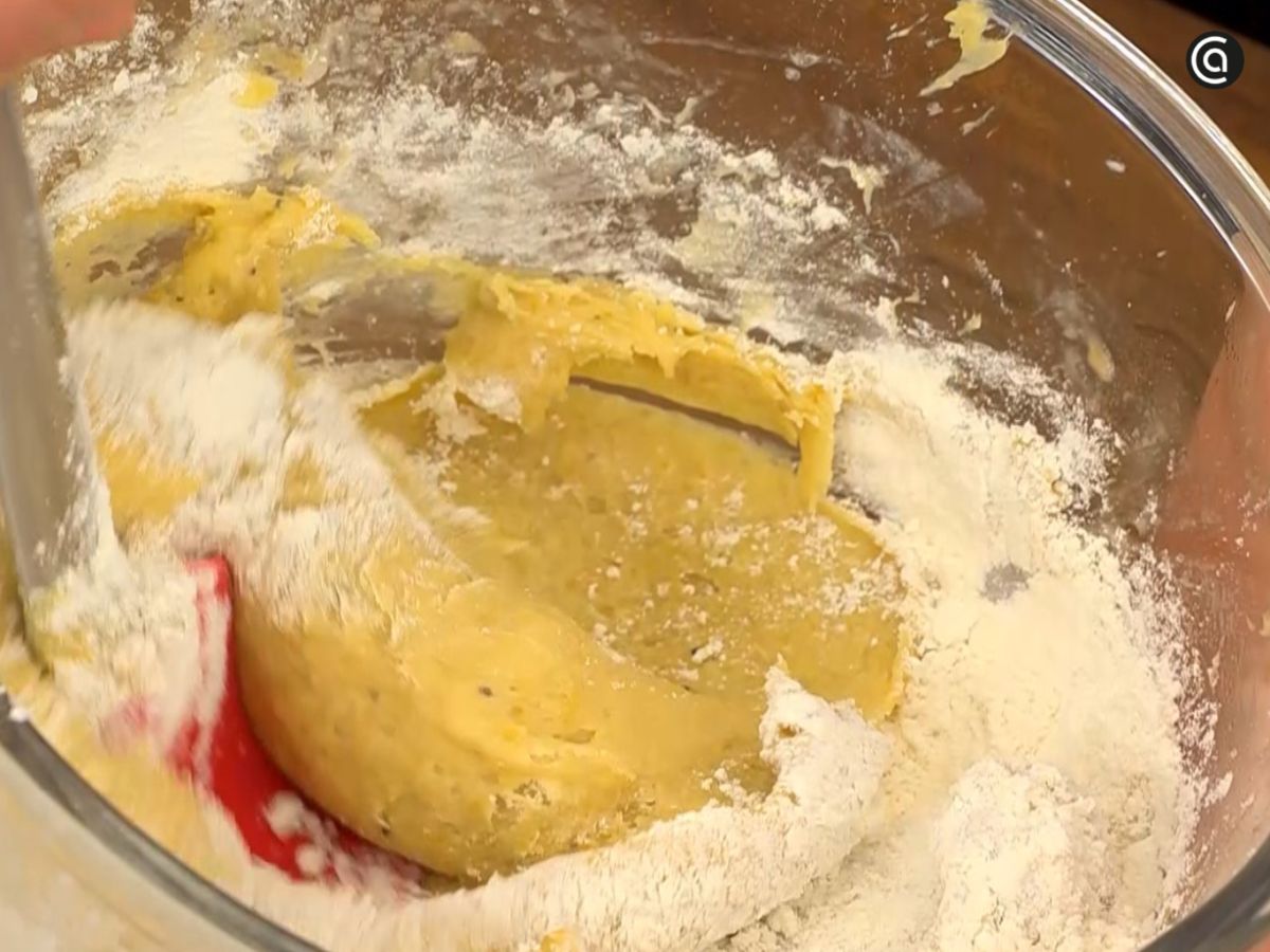 La harina se añade poco a poco hasta obtener una masa suave y manejable.