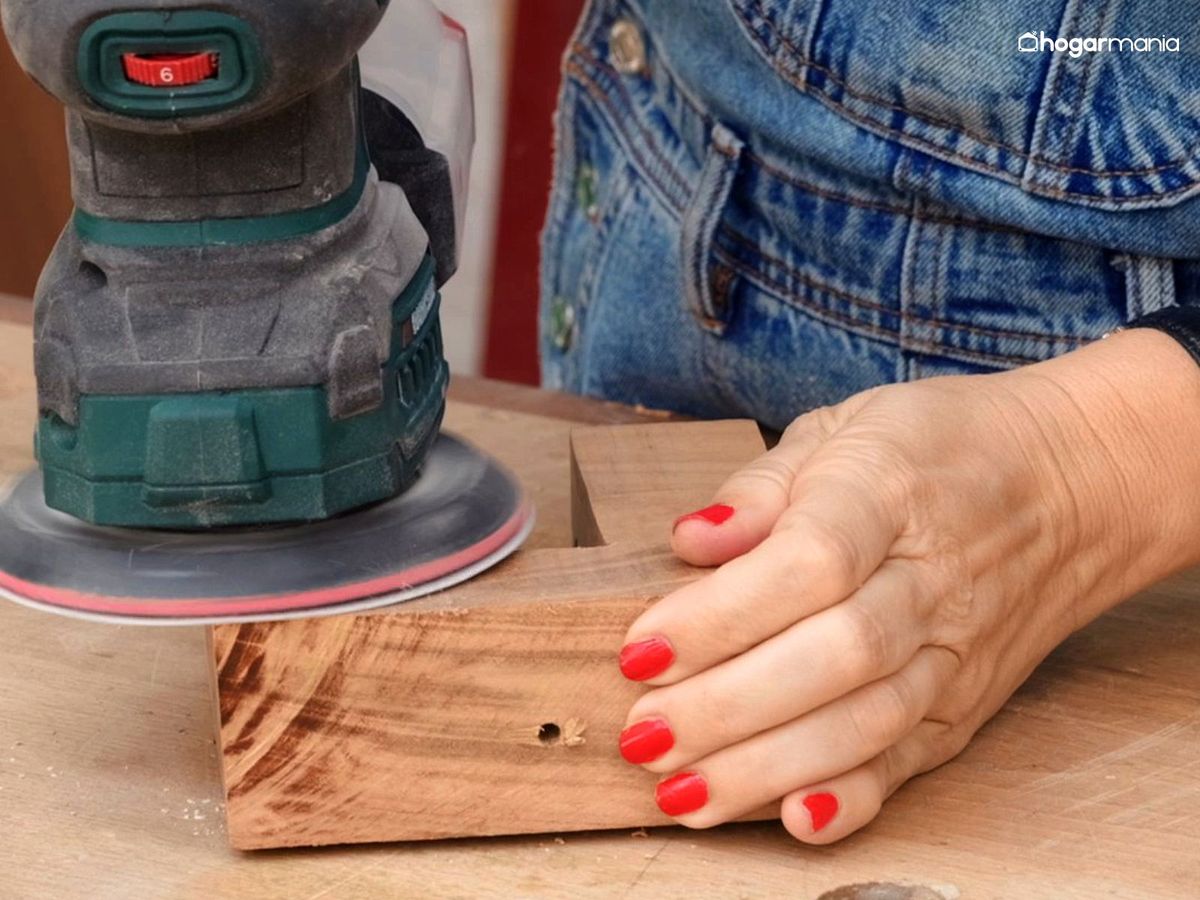 Lija el colgador de bicis para retirar astillas y suavizar los bordes