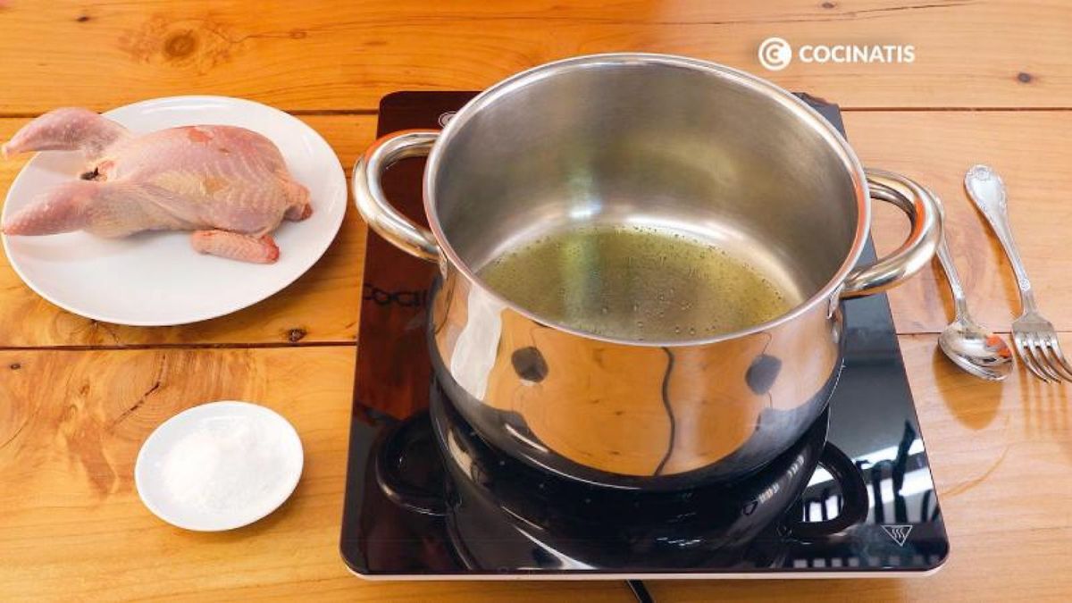 Dora la perdiz por ambos lados en una cazuela