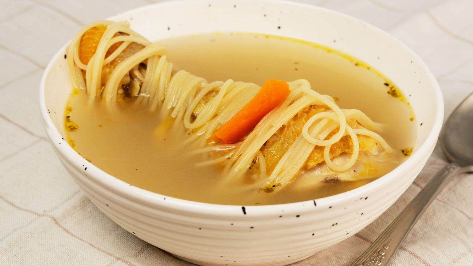 Receta económica y sencilla para conseguir un caldo casero de pollo