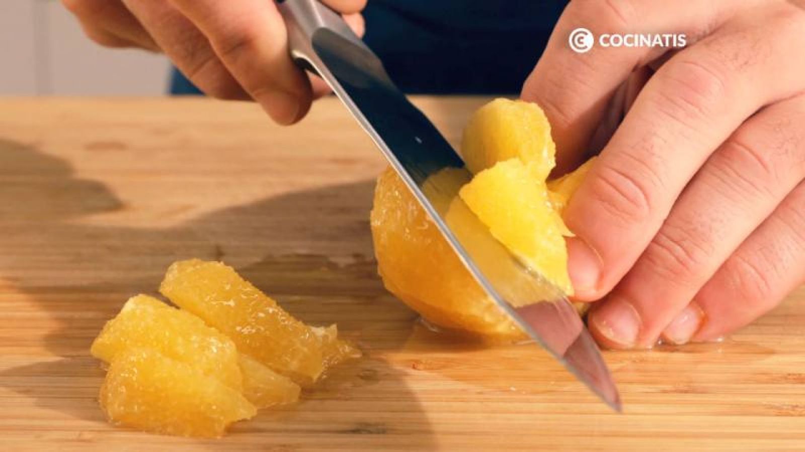 Corta la naranja y saca los gajos Corta la naranja y saca los gajos