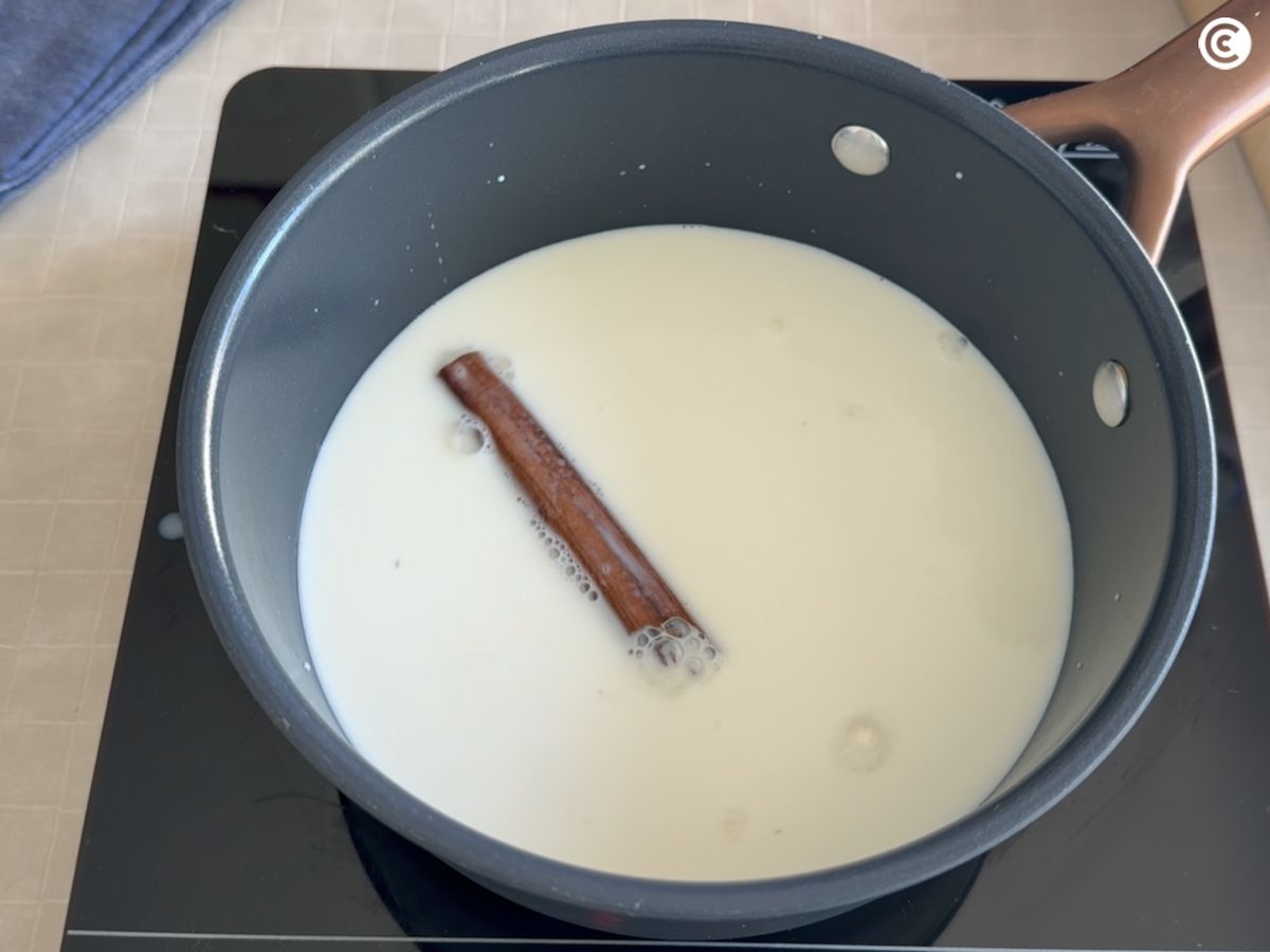 Cocina la leche, la canela y el azúcar a fuego suave