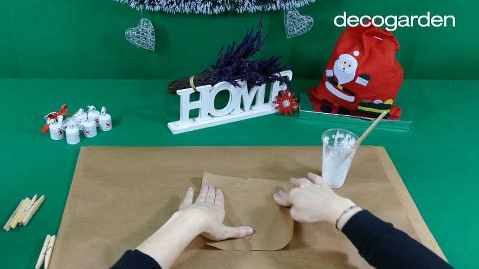 Pegar el trozo de papel craft en los palos de helado. Pegar el trozo de papel craft en los palos de helado.