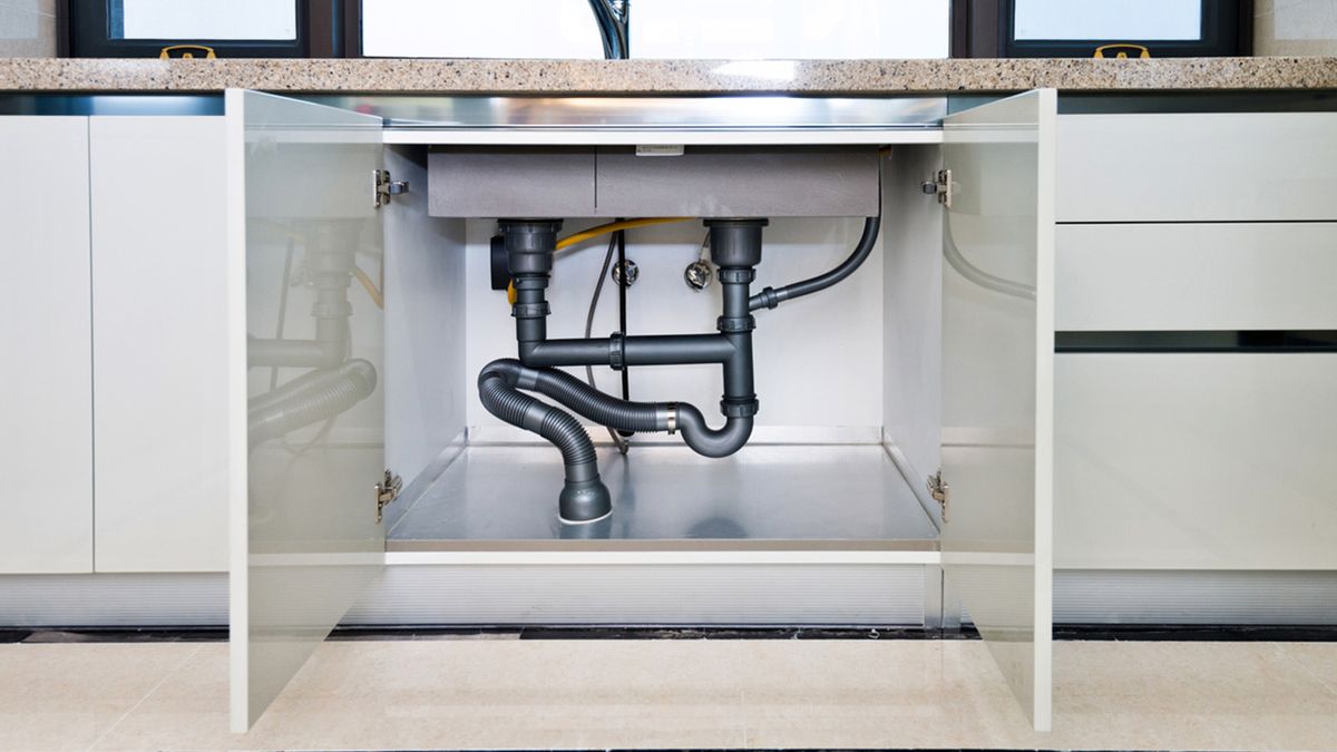 como eliminar la humedad y limpiar el moho de los armarios bajos de la cocina y del bano1