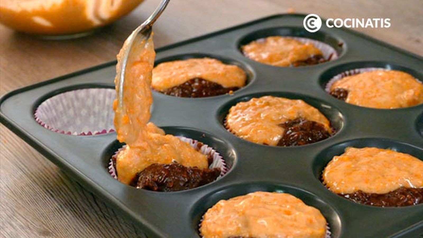 Rellena los moldes con ambas masas Receta de magdalenas de calabaza, chocolate y nueces paso 5
