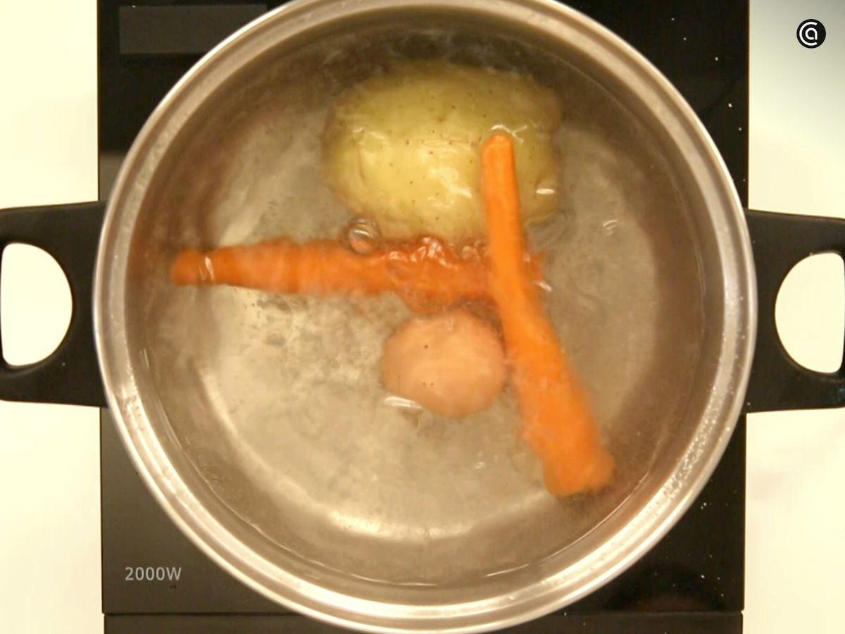 Añade el huevo a la cazuela y deja cocer