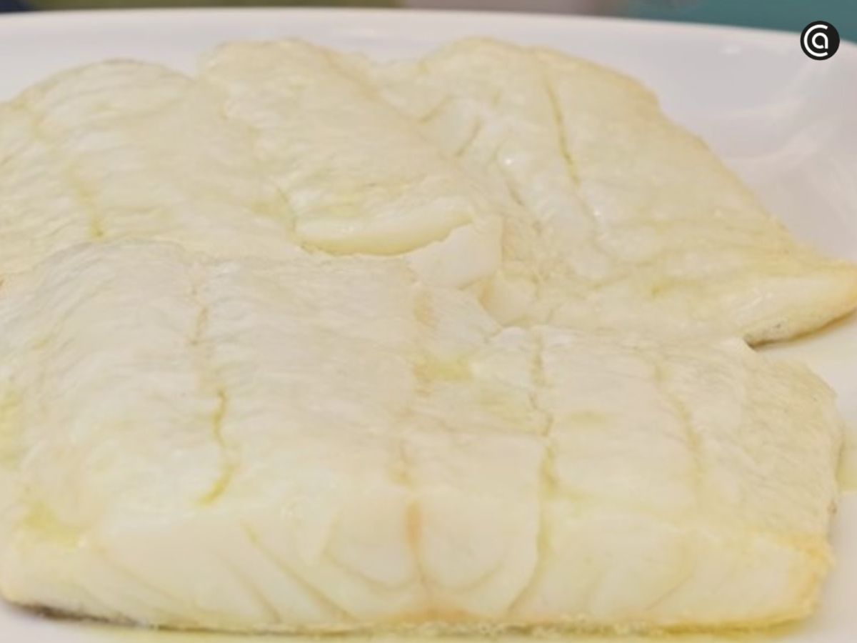 El bacalao se cocina a fuego suave, dándole la vuelta con cuidado para que quede jugoso y suelte su gelatina.