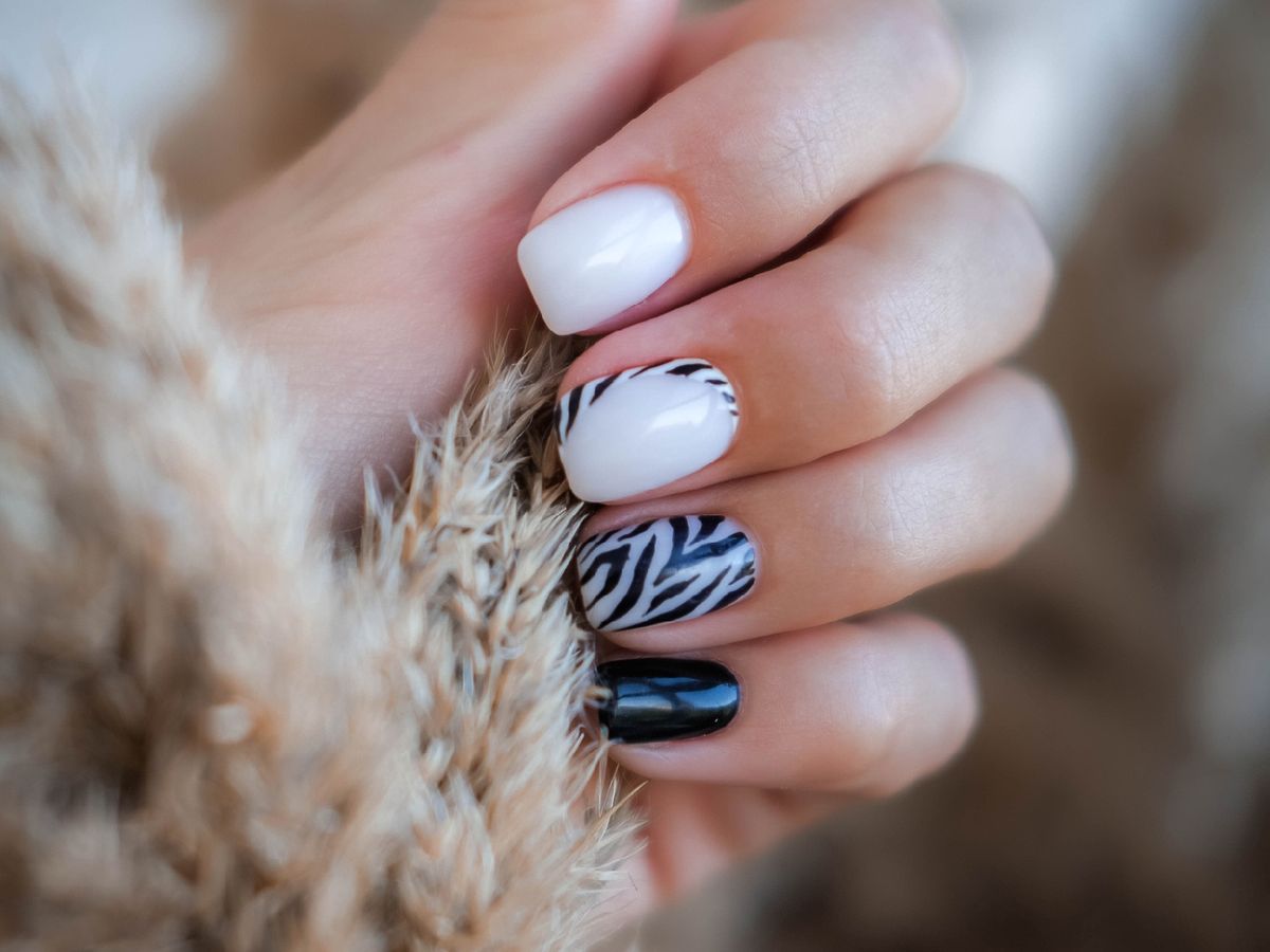 Manicura de animal print con estampado de cebra