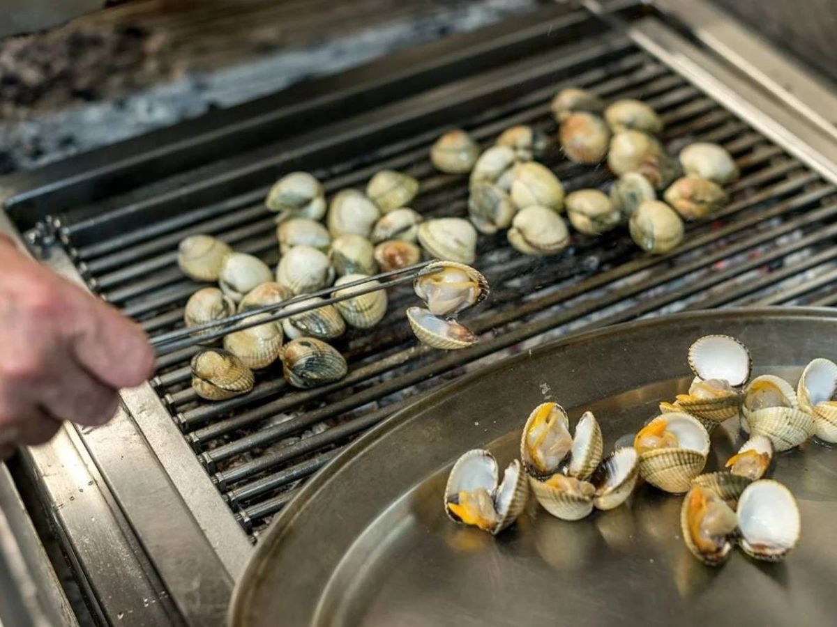 Almejas a la brasa preparadas en el corazón del Asador Etxebarri, donde cada producto se cocina con precisión.