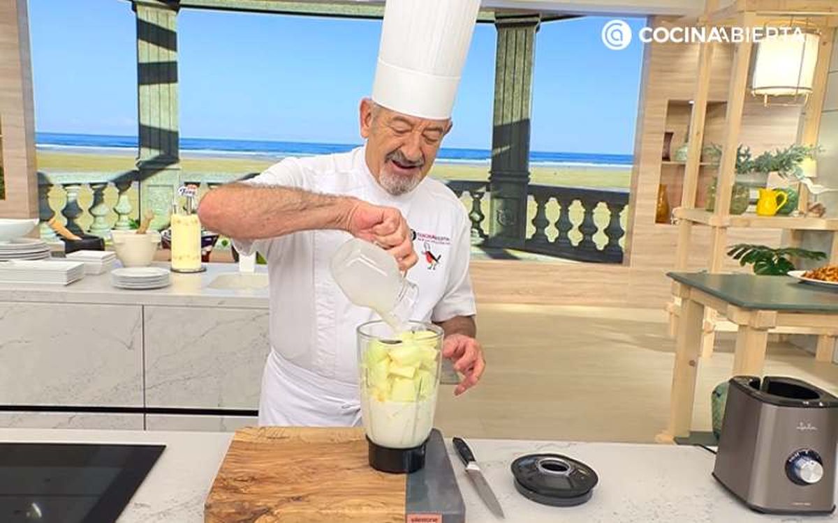 Karlos Arguiñano vierte la bebida de coco