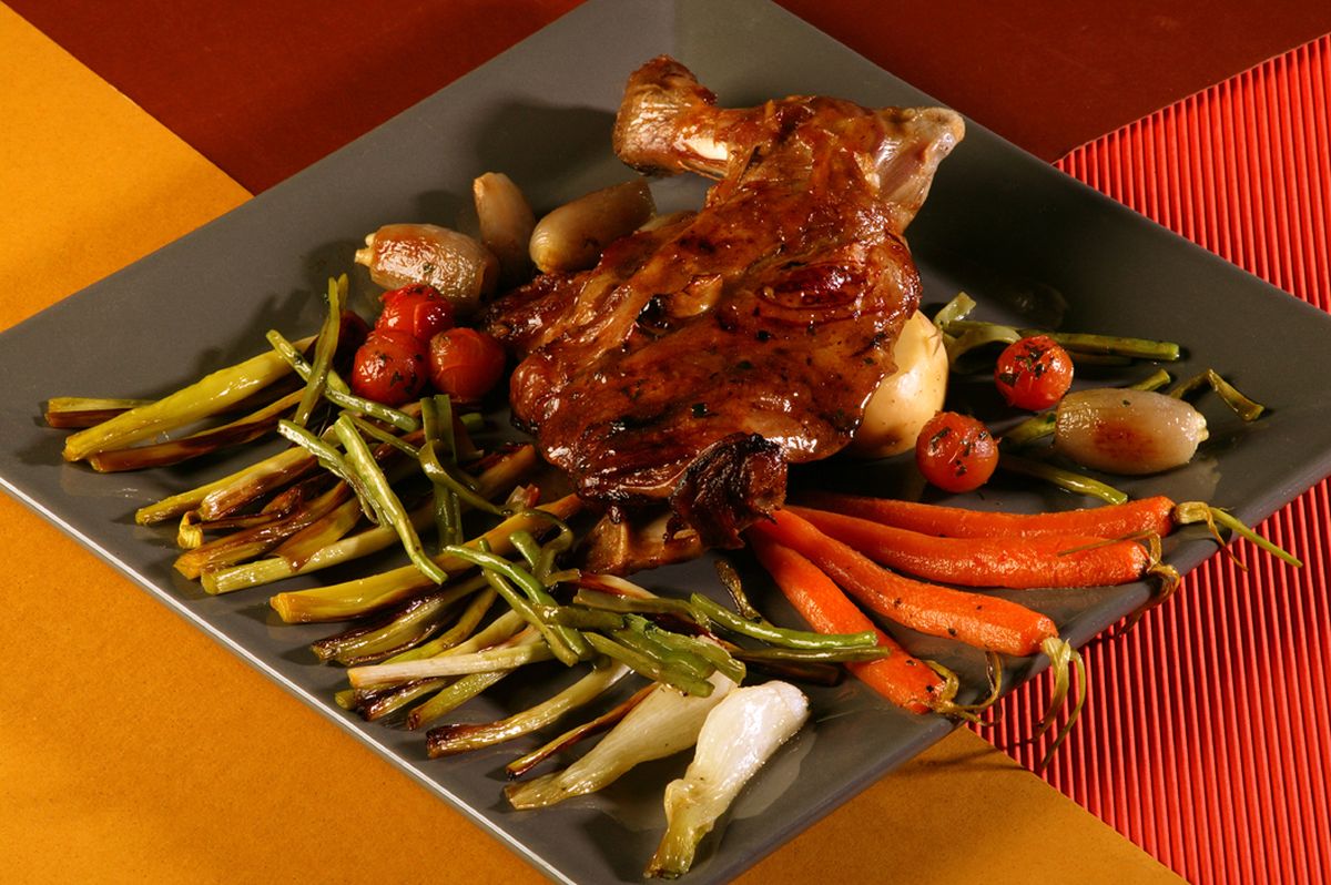 Paletilla de cordero con verduras confitadas
